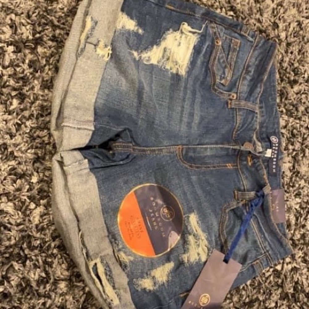 Size 5 woman’s Fashion nova shorts